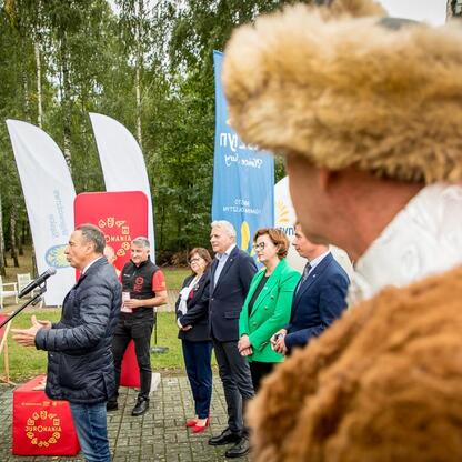 Na konferencji prasowej Juromania, Wojciech Saługa, marszałek Województwa Śląskiego, omawia atrakcje festiwalu. (wygenerowano przez AI)