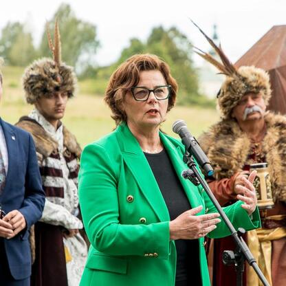 Zdjęcie przedstawia scenę z konferencji prasowej Juromania, gdzie marszałek Wojciech Saługa, posłanka Izabela Leszczyna i inni uczestnicy mówią do mikrofonów. (wygenerowano przez AI)