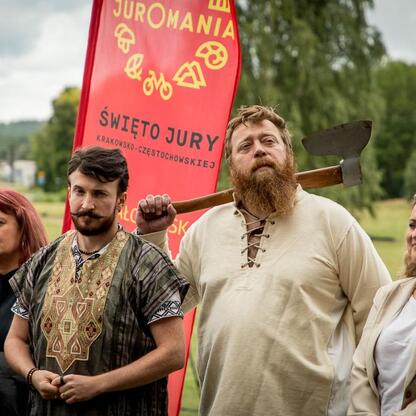 Juromania festiwal w Krakowie i Częstochowie, uczestnicy w strojach historycznych, zabytki i atrakcje kulturalne. (wygenerowano przez AI)