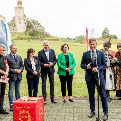Zwiedzanie Juromania w Krakowie-Częstochowie. Marszałek Wojciech Saługa i lokalni dostojnicy na konferencji prasowej. (wygenerowano przez AI)