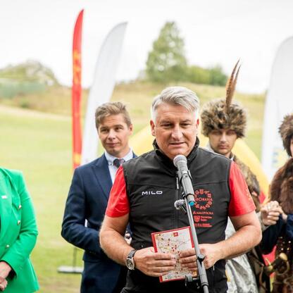 Zapowiedź konferencji prasowej Juromania, festiwal jurajski w Krakowie-Częstochowie, z udziałem Wojciecha Saługi, Izabeli Leszczyny, Tomaszka Kucharskiego, Łukasza Pabiśa i Anny Nemś. (wygenerowano przez AI)