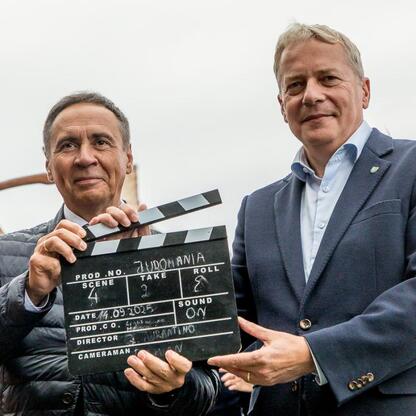 Filmowe rekonstrukcje i atrakcje na Juromanie 2025. (wygenerowano przez AI)