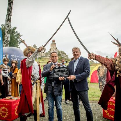 Wojciech Saługa, Marszałek Województwa Śląskiego, prowadzi konferencję prasową Juromania, festiwal jurajski w Krakowie-Częstochowie. (wygenerowano przez AI)