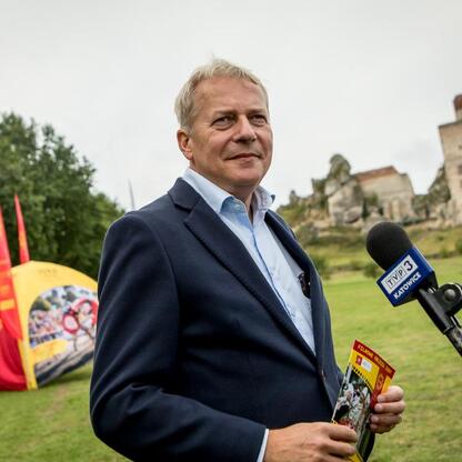 Marszałek Wojciech Saługa podczas konferencji prasowej Juromania w Olsztynie. (wygenerowano przez AI)