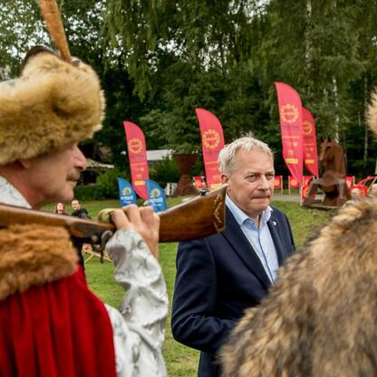 Wojciech Saługa, Marszałek Województwa Śląskiego, prowadzi konferencję prasową na Juromanię, festiwalu jurajskiego dziedzictwa. (wygenerowano przez AI)