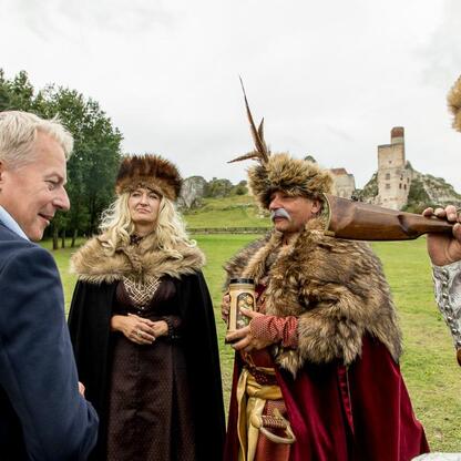 Marszałek Wojciech Saługa uczestniczy w Juromanie, festiwalu historycznym i kulturalnym. (wygenerowano przez AI)
