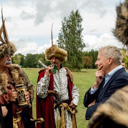 Wojciech Saługa, Marszałek Województwa Śląskiego, uczestniczy w Juromanię, festiwalu jurajskim w Krakowie-Częstochowie. (wygenerowano przez AI)
