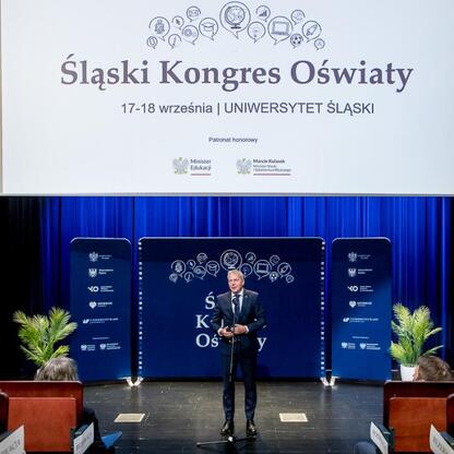 Wojciech Saługa, Marszałek Województwa Śląskiego, otwiera Śląski Kongres Oświaty. (wygenerowano przez AI)