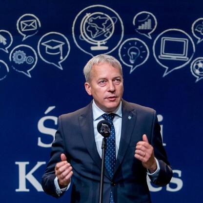 Marszałek Wojciech Saługa przemawia na Śląskim Kongresie Oświaty, podkreślając znaczenie adaptacji edukacji do nowoczesnego świata. (wygenerowano przez AI)