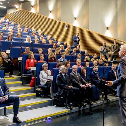 Konferencja edukacyjna w Uniwersytecie Śląskim, gdzie dyskutuje się o przyszłości szkolnictwa. (wygenerowano przez AI)