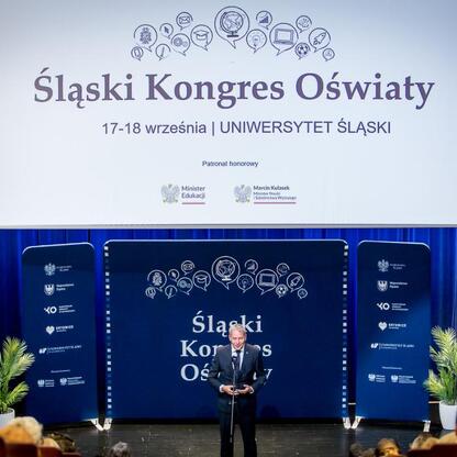 Wojciech Saługa, Marszałek Województwa Śląskiego, przemawia na otwarciu Śląskiego Kongresu Oświaty. (wygenerowano przez AI)