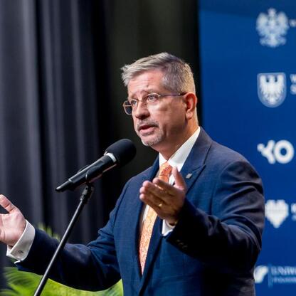 Podczas konferencji prasowej na Uniwersytecie Śląskim dyskutowano o przyszłości edukacji, w tym o cyberprzemocy i nowoczesnych metodach nauczania. (wygenerowano przez AI)