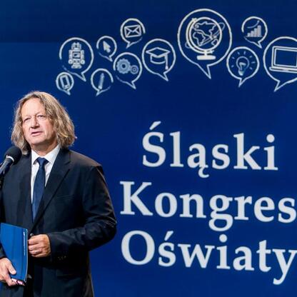 Na Śląskim Kongresie Oświaty, konferencja o przyszłości edukacji, uczestniczy m.in. Henryk Kiepura, sekretarz stanu w Ministerstwie Edukacji. (wygenerowano przez AI)
