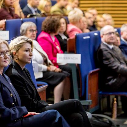 Śląski Kongres Oświaty, konferencja edukacyjna w Katowicach, uczestnicy w niebieskich krzesłach, dyskusja o przyszłości szkolnictwa. (wygenerowano przez AI)