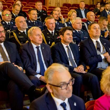 Wojciech Saługa, Marszałek Województwa Śląskiego, przemawia na uroczystości 30-lecia SPZOZ Rejonowego Pogotowia Ratunkowego w Sosnowcu. (wygenerowano przez AI)