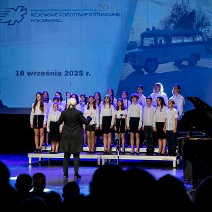 Z okazji 30-lecia SPZOZ Rejonowego Pogotowia Ratunkowego w Sosnowcu, w Pałacu Kultury Zagłębia odbyła się uroczystość z udziałem władz i samorządowców. (wygenerowano przez AI)