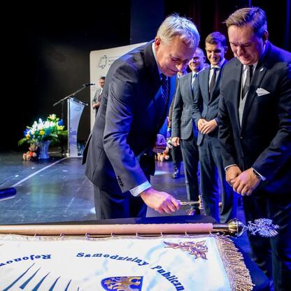 Wojciech Saługa, Marszałek Województwa Śląskiego, uczestniczy w ceremonii otwarcia nowego sztandaru dla SPZOZ w Sosnowcu. (wygenerowano przez AI)