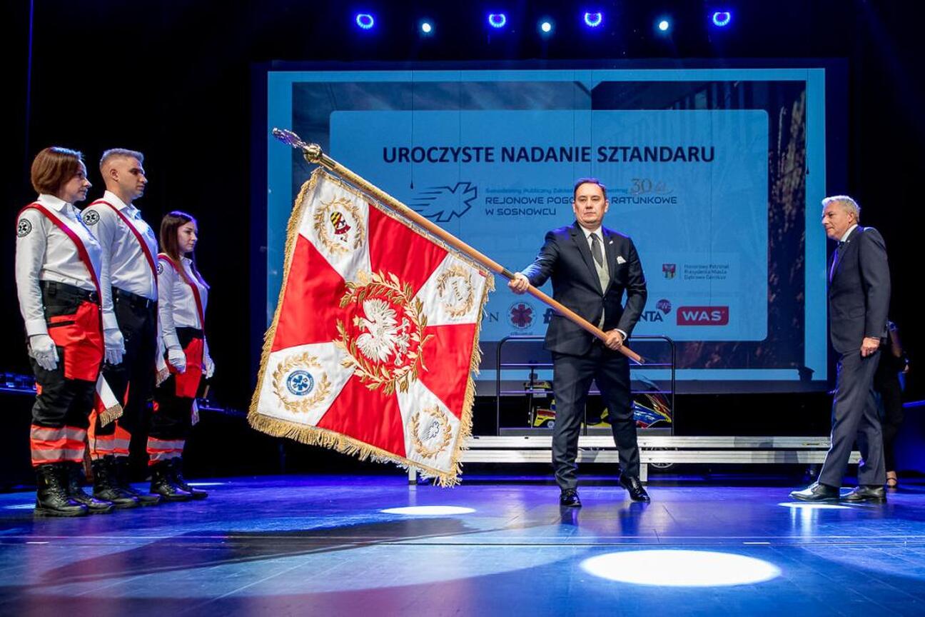 Wojciech Saługa, Marszałek Województwa Śląskiego, przemawia podczas uroczystości 30-lecia SPZOZ Rejonowego Pogotowia Ratunkowego w Sosnowcu. (wygenerowano przez AI)
