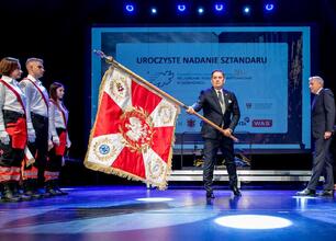Wojciech Saługa, Marszałek Województwa Śląskiego, przemawia podczas uroczystości 30-lecia SPZOZ Rejonowego Pogotowia Ratunkowego w Sosnowcu. (wygenerowano przez AI)