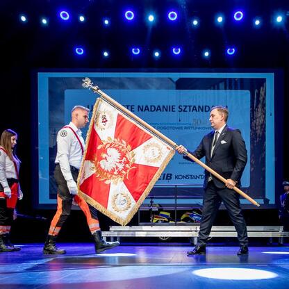 Ceremonia 30-lecia SPZOZ w Sosnowcu, uroczystość z udziałem władz i służb mundurowych, z podaniem sztandaru przez marszałka Województwa Śląskiego. (wygenerowano przez AI)