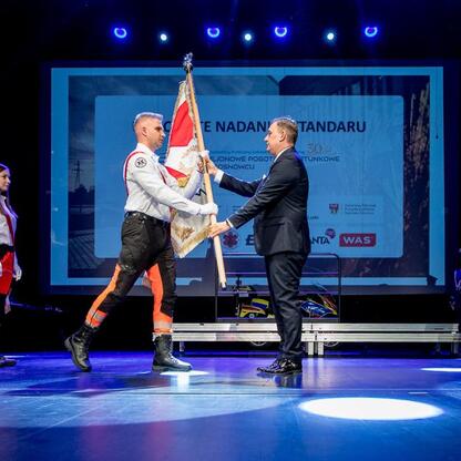 Ceremonia nadania sztandaru na 30-lecie SPZOZ w Sosnowcu. (wygenerowano przez AI)