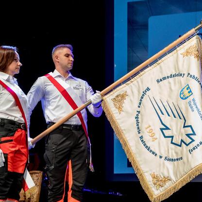 Ceremonia nadania sztandaru dla Sosnowieckiego Pogotowia Ratunkowego w Sosnowcu. (wygenerowano przez AI)