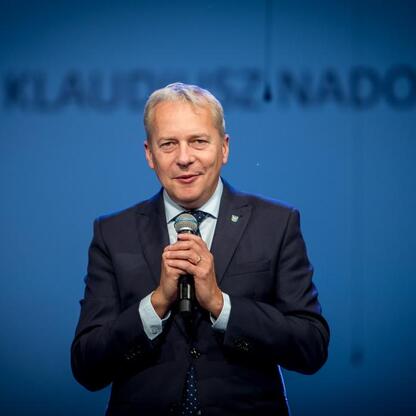 Marszałek Wojciech Saługa podczas uroczystości 30-lecia Sosnowieckiego Pogotowia Ratunkowego. (wygenerowano przez AI)