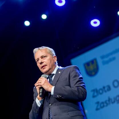 Marszałek Wojciech Saługa przemawia na uroczystości 30-lecia SPZOZ Rejonowego Pogotowia Ratunkowego w Sosnowcu. (wygenerowano przez AI)