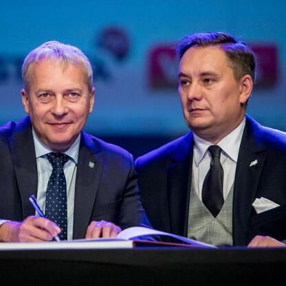 Wojciech Saługa, Marszałek Województwa Śląskiego, uczestniczy w uroczystości 30-lecia SPZOZ Rejonowego Pogotowia Ratunkowego w Sosnowcu. (wygenerowano przez AI)