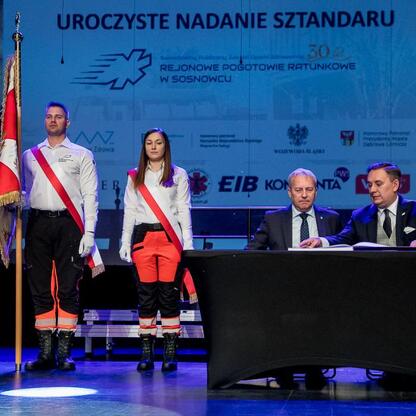 Wojciech Saługa, marszałek Województwa Śląskiego, przemawia podczas uroczystości 30-lecia SPZOZ Rejonowego Pogotowia Ratunkowego w Sosnowcu. (wygenerowano przez AI)