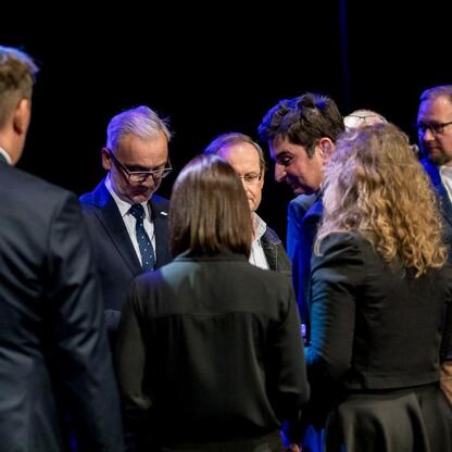 Zebrała się grupa ludzi na scenie w Pałacu Kultury Zagłębia w Dąbrowie Górniczej, uczcijając 30-lecie Sosnowieckiego Pogotowia Ratunkowego. (wygenerowano przez AI)