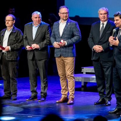 Na scenie w Pałacu Kultury Zagłębia w Dąbrowie Górniczej odbyła się uroczystość 30-lecia SPZOZ Rejonowego Pogotowia Ratunkowego w Sosnowcu. Uczestnicy otrzymywali lub prezentowali nagrody. (wygenerowano przez AI)