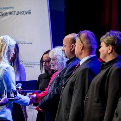30-lecie SPZOZ Rejonowego Pogotowia Ratunkowego w Sosnowcu, uroczystość w Pałacu Kultury Zagłębia. (wygenerowano przez AI)