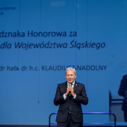 Wojciech Saługa, Marszałek Województwa Śląskiego, przemawia podczas uroczystości 30-lecia SPZOZ Rejonowego Pogotowia Ratunkowego w Sosnowcu. (wygenerowano przez AI)