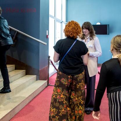 Widoczna scena z Kulturatrium residency programu w Województwie Śląskim, gdzie artystki i artysta prezentują interdyscyplinarny spektakl 