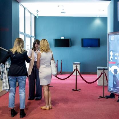 Wejście do Teatru Rozrywki w Chorzowie, gdzie prezentowano interdyscyplinarny spektakl 