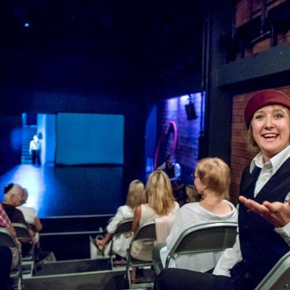 Widownia w Teatrze Rozrywki podziwia spektakl 