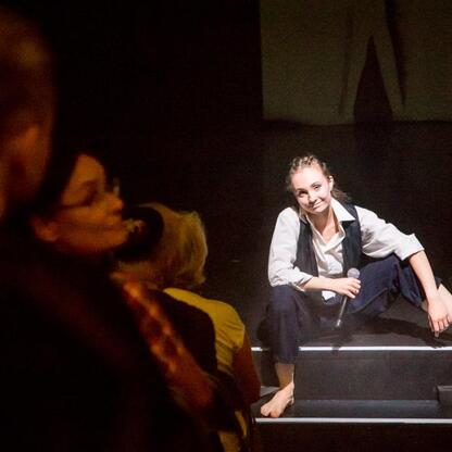 Performer na scenie z mikrofonem, przedstawienie 