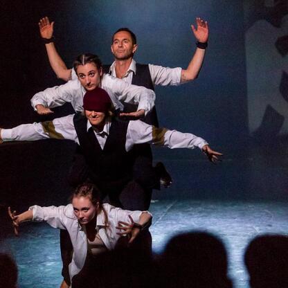 Danza współczesna na scenie Kulturatrium, Śląsk. (wygenerowano przez AI)