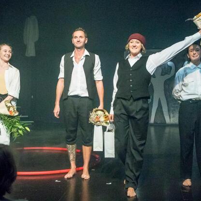 Na scenie Teatru Rozrywki w Chorzowie, artysty z trzech regionów prezentują spektakl 