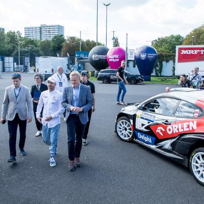 Leszek Pietraszek, wicemarszałek Województwa Śląskiego, wręcza symboliczne czeki przedstawicielom klubów sportowych na Superauto.pl Stadionie Śląskim. (wygenerowano przez AI)