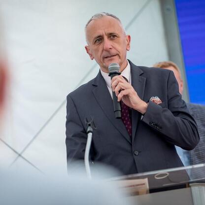 Wicemarszałek Leszek Pietraszek przemawia na podium podczas ceremonii wręczenia symbolicznych czeków klubom sportowym w ramach Programu Klub. (wygenerowano przez AI)