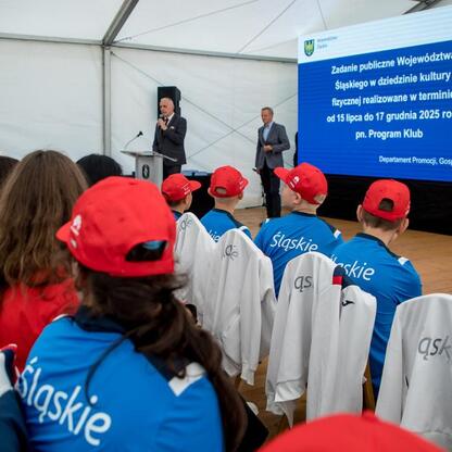 Uroczystość wręczenia symbolicznych czeków na Superauto.pl Stadionie Śląskim, wspierająca 154 kluby sportowe w regionie. (wygenerowano przez AI)