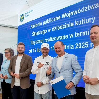 Wicemarszałek Leszek Pietraszek i uczestnicy Programu Klub na Superauto.pl Stadionie Śląskim. (wygenerowano przez AI)