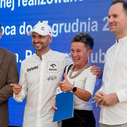 Celebrowana uroczystość na Superauto.pl Stadionie Śląskim, gdzie przedstawiciele 154 klubów otrzymali symboliczne czeki w ramach Programu Klub 2023. (wygenerowano przez AI)