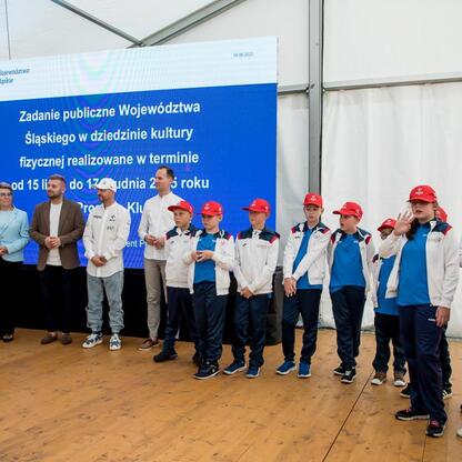 Wicemarszałek Leszek Pietraszek wręcza symboliczne czeki przedstawicielom 154 klubów sportowych z regionu w ramach 
