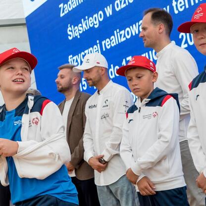 Wicemarszałek Leszek Pietraszek wręcza symboliczne czeki przedstawicielom klubów sportowych na Superauto.pl Stadion Śląskim w ramach 