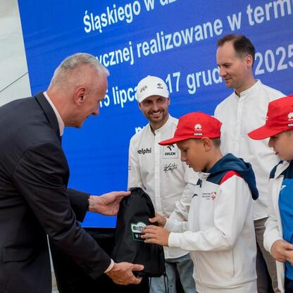 Ceremonialne wręczenie symbolicznych czeków przedstawicielom klubów sportowych na Superauto.pl Stadionie Śląskim. (wygenerowano przez AI)