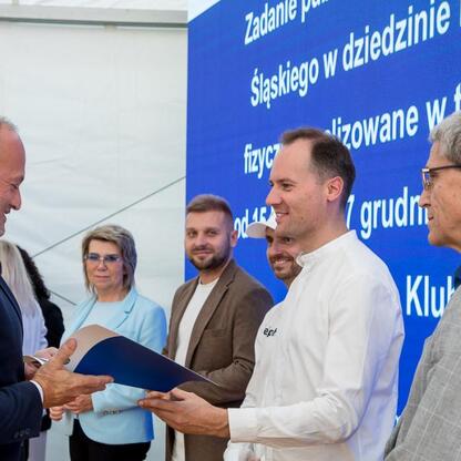 Uroczystość wręczenia symbolicznych czeków na Superauto.pl Stadionie Śląskim, wspierająca 154 kluby sportowe w regionie. (wygenerowano przez AI)