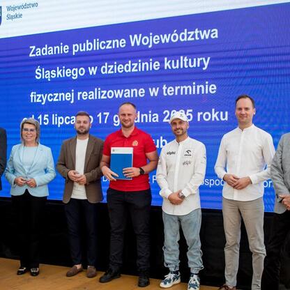 Leszek Pietraszek, wicemarszałek Województwa Śląskiego, wręcza symboliczne czeki przedstawicielom sportowych klubów na Superauto.pl Stadionie Śląskim. (wygenerowano przez AI)